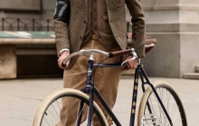 barbat-imbracat-dandy-cu-bicicleta